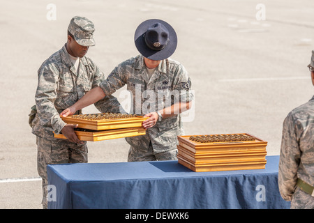 Offizier und Flieger bereiten Münze Zeremonie während der United States Air Force Grundausbildung Graduierung In San Antonio, Texas Stockfoto