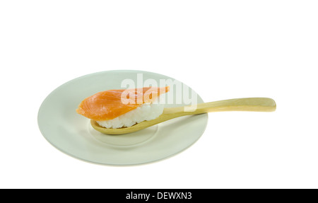 Lachs Sushi mit Holzlöffel in schwarze Platte auf weißem Hintergrund Stockfoto