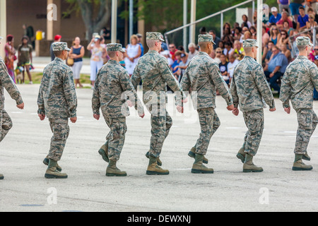 Flieger Marsch Parade Feld während der United States Air Force Grundausbildung Abschlussfeiern In San Antonio, Texas Stockfoto