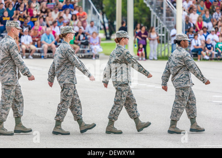 Weibliche Soldaten marschieren in Parade Feld während Abschlussfeiern der United States Air Force-Grundausbildung In San Antonio, Texas Stockfoto