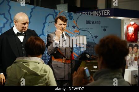 Die Wachsfiguren von Winston Churchill (L) und Adolf Hitler sind von den Besuchern im Wachsfigurenkabinett Madame Tussauds in London, Vereinigtes Königreich, 15. September 2013 angeschaut. Hitler ist bereits Teil des Londoner Wachsfigurenkabinetts seit Mitte der 1930er Jahre. Im Gegensatz zu der Berliner Ausstellung darf man die Figur hier fotografieren. Foto: JENS KALAENE/dpa Stockfoto