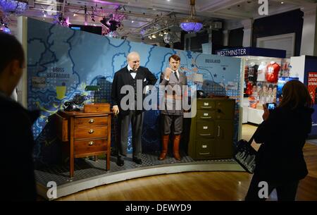 Die Wachsfiguren von Winston Churchill (L) und Adolf Hitler sind von den Besuchern im Wachsfigurenkabinett Madame Tussauds in London, Vereinigtes Königreich, 15. September 2013 angeschaut. Hitler ist bereits Teil des Londoner Wachsfigurenkabinetts seit Mitte der 1930er Jahre. Im Gegensatz zu der Berliner Ausstellung darf man die Figur hier fotografieren. Foto: JENS KALAENE/dpa Stockfoto