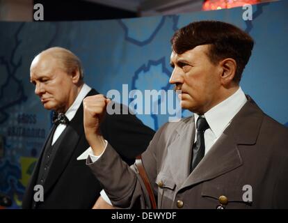 Die Wachsfiguren von Winston Churchill (L) und Adolf Hitler sind im Wachsfigurenkabinett Madame Tussauds in London, Vereinigtes Königreich, 15. September 2013 abgebildet. Hitler ist bereits Teil des Londoner Wachsfigurenkabinetts seit Mitte der 1930er Jahre. Im Gegensatz zu der Berliner Ausstellung ist es erlaubt, die Hitler-Figur hier fotografieren. Foto: JENS KALAENE/dpa Stockfoto