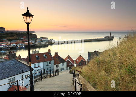 Ein Blick auf den Sonnenuntergang von Whitby und den Hafen von den berühmten 199 Stufen, North Yorkshire, England Stockfoto