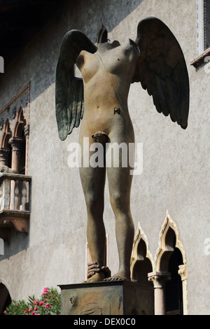 Verona, Castel Vecchio, Igor Mitoraj Skulpturen, Italien Stockfoto