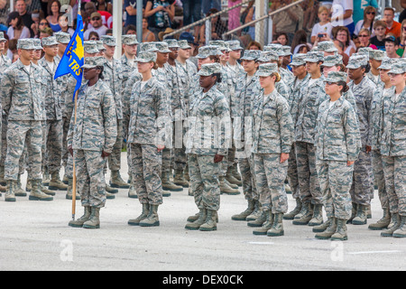 Flug von weiblichen Soldaten stramm in Bildung während der United States Air Force Grundausbildung Akademische Abschlussfeiern Stockfoto