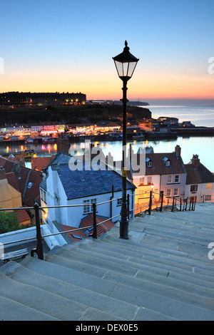 Ein Blick auf den Sonnenuntergang von Whitby und den Hafen von den berühmten 199 Stufen, North Yorkshire, England Stockfoto