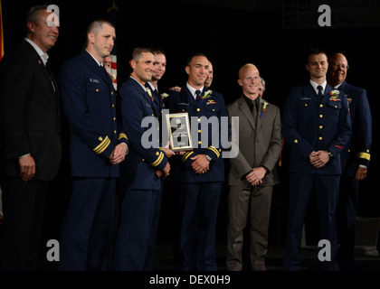 (Von links nach rechts) Lt. CMdR Nathan Coulter, Lt. Benjamin Berman, Petty Officer 2. Klasse James Rizer, Lt. Leo See, Petty aus Stockfoto