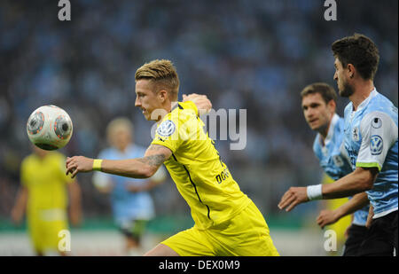 München, Deutschland. 24. September 2013. Marco Reus (L) von Dortmund befasst sich mit den Ball während der zweiten DFB-Pokal-Runde TSV 1860 München vs. Borussia Dortmund in der Allianz Arena in München, Deutschland, 24. September 2013. Foto: ANDREAS GEBERT/dpa Stockfoto