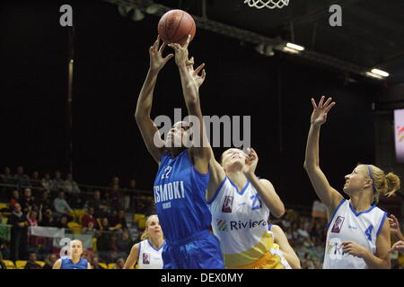 Gdynia, Polen 24. September 2013 3. Malgorzta Dydek Basketball-Denkmal in Gdynia. Riviera-Gdynia (Polen) V Tsmoki Minsk (Weißrussland) Spiel bei HSW Sporthalle in Gdynia. Kristen Morris (22) in Aktion während des Spiels. Bildnachweis: Michal Fludra/Alamy Live-Nachrichten Stockfoto