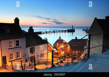 Ein Blick auf den Sonnenuntergang von Whitby und den Hafen von den berühmten 199 Stufen, North Yorkshire, England Stockfoto