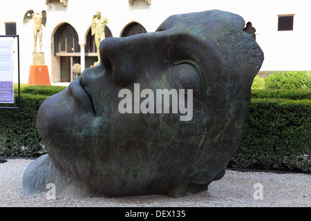 Verona, Castel Vecchio, Igor Mitoraj Skulpturen, Italien Stockfoto