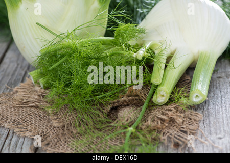 Einige Stücke von frischem Fenchel auf Holz Stockfoto