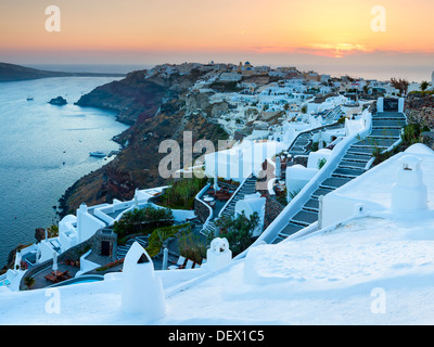 Sonnenuntergang über dem Dorf Oia auf der Insel Santorini Griechenland Europe Stockfoto