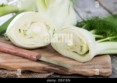 Einige Stücke von frischem Fenchel auf Holz Stockfoto