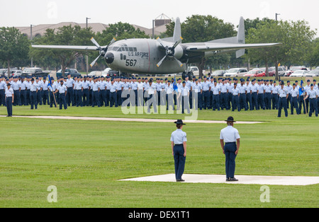 Flüge der Flieger in Bildung während der United States Air Force Grundausbildung Abschlussfeiern In San Antonio, Texas Stockfoto