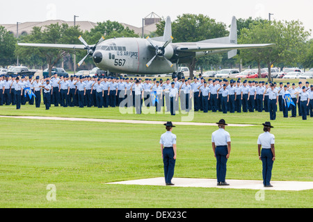 Flüge der Flieger in Bildung während der United States Air Force Grundausbildung Abschlussfeiern In San Antonio, Texas Stockfoto