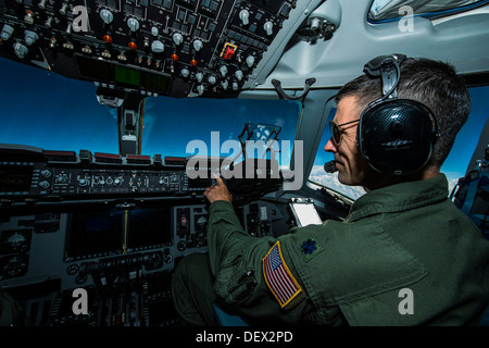 Oberstleutnant Doug Soho, 437th Operations Group Chief von Standards und Auswertungen, fliegt Generalleutnant Stanley Clarke, Air Na Co-pilot Stockfoto