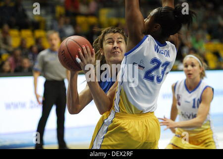 Gdynia, Polen 24. September 2013 3. Malgorzta Dydek Basketball-Denkmal in Gdynia. Riviera-Gdynia (Polen) V Tsmoki Minsk (Weißrussland) Spiel bei HSW Sporthalle in Gdynia. Biljana Stjepanovich (15) in Aktion während des Spiels. Bildnachweis: Michal Fludra/Alamy Live-Nachrichten Stockfoto