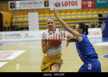 Gdynia, Polen 24. September 2013 3. Malgorzta Dydek Basketball-Denkmal in Gdynia. Riviera-Gdynia (Polen) V Tsmoki Minsk (Weißrussland) Spiel bei HSW Sporthalle in Gdynia. Natalia Malaszewska (4) in Aktion während des Spiels. Bildnachweis: Michal Fludra/Alamy Live-Nachrichten Stockfoto