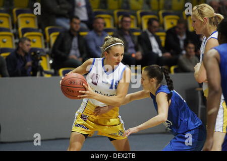 Gdynia, Polen 24. September 2013 3. Malgorzta Dydek Basketball-Denkmal in Gdynia. Riviera-Gdynia (Polen) V Tsmoki Minsk (Weißrussland) Spiel bei HSW Sporthalle in Gdynia. Emilie Johnson (10) in Aktion während des Spiels. Bildnachweis: Michal Fludra/Alamy Live-Nachrichten Stockfoto