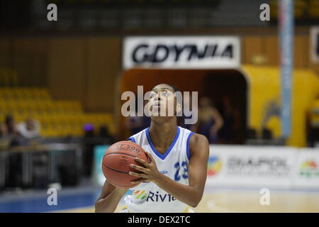 Gdynia, Polen 24. September 2013 3. Malgorzta Dydek Basketball-Denkmal in Gdynia. Riviera-Gdynia (Polen) V Tsmoki Minsk (Weißrussland) Spiel bei HSW Sporthalle in Gdynia. Danielle Wilson (23) in Aktion während des Spiels. Bildnachweis: Michal Fludra/Alamy Live-Nachrichten Stockfoto