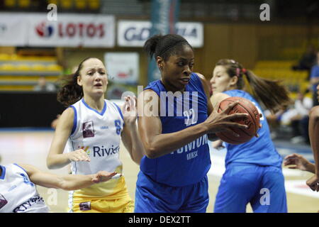 Gdynia, Polen 24. September 2013 3. Malgorzta Dydek Basketball-Denkmal in Gdynia. Riviera-Gdynia (Polen) V Tsmoki Minsk (Weißrussland) Spiel bei HSW Sporthalle in Gdynia. Kristen Morris (22) in Aktion während des Spiels. Bildnachweis: Michal Fludra/Alamy Live-Nachrichten Stockfoto