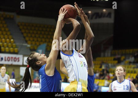 Gdynia, Polen 24. September 2013 3. Malgorzta Dydek Basketball-Denkmal in Gdynia. Riviera-Gdynia (Polen) V Tsmoki Minsk (Weißrussland) Spiel bei HSW Sporthalle in Gdynia. Danielle Wilson (23) in Aktion während des Spiels. Bildnachweis: Michal Fludra/Alamy Live-Nachrichten Stockfoto