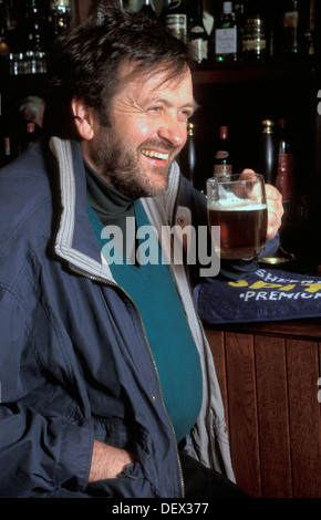 Mann mittleren Alters mit Bauch Bier im pub Stockfoto