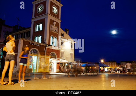 Rovinj (Rovigno) durch die Nacht in der Nähe des Hafens, Istrien, Kroatien Stockfoto