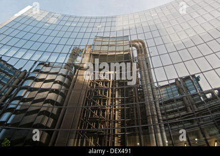 Lloyds-Gebäude spiegelt sich in Fenstern der Willis Gebäude, Lime Street, City of London, England, UK Stockfoto