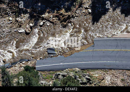 Arial Ansicht von massiven Überschwemmungen Schaden uns Highway 34 führte 18. September 2013 in Longmont, CO. Rekord Überschwemmungen von heftigen Regenfällen und Entwaldung verursachten Waldbrände. Stockfoto