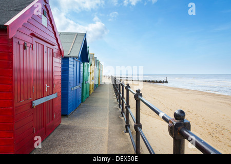 Bunte Strandhäuschen am Mundesley auf der Nord-Küste von Norfolk, England-UK-Europa Stockfoto