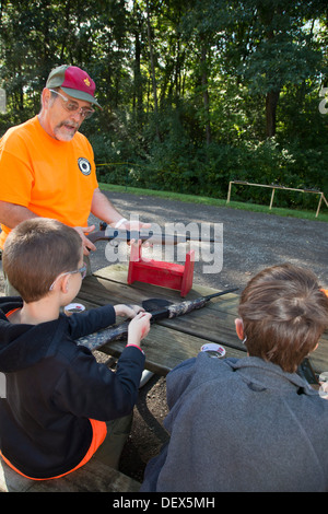 Neue Boston, Michigan - Pfadfinder BB Guns schiesst ein Wochenende in einem vorstädtischen Detroit Park sammeln. Stockfoto