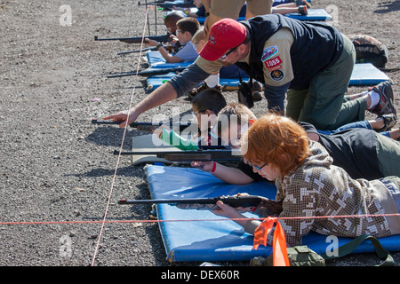 Neue Boston, Michigan - Pfadfinder BB Guns schiesst ein Wochenende in einem vorstädtischen Detroit Park sammeln. Stockfoto