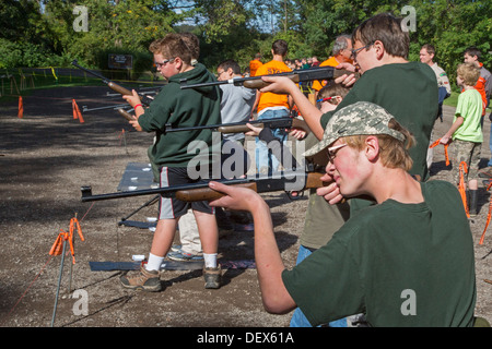 Neue Boston, Michigan - Pfadfinder BB Guns schiesst ein Wochenende in einem vorstädtischen Detroit Park sammeln. Stockfoto