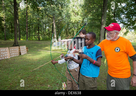 Neue Boston, Michigan - Pfadfinder lernen Bogenschießen an einem Wochenende in einem vorstädtischen Detroit Park sammeln. Stockfoto