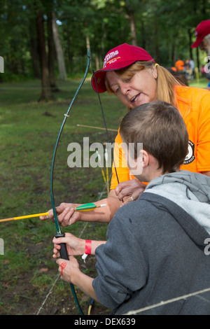 Neue Boston, Michigan - Pfadfinder lernen Bogenschießen an einem Wochenende in einem vorstädtischen Detroit Park sammeln. Stockfoto