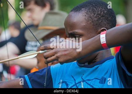 Neue Boston, Michigan - Pfadfinder lernen Bogenschießen an einem Wochenende in einem vorstädtischen Detroit Park sammeln. Stockfoto