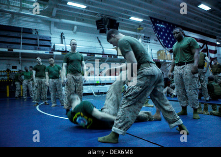 Durchführung von Marines und Segler mit dem 31. Marine Expeditionary Unit Bein fegt unter der Aufsicht von Sgt. Johnathon R. Robins Stockfoto