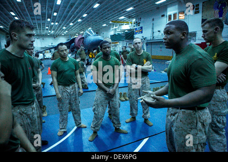 Durchführung von Marines und Segler mit dem 31. Marine Expeditionary Unit Bein fegt unter der Aufsicht von Sgt. Johnathon R. Robins Stockfoto