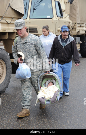 Colorado Army National Guard SGT David Wilson, 1. Bataillon 157. vorwärts Unterstützungskompanie, escorts Thomas Walter und Melinda Villa während des Tragens Ezra Villa, im Überschwemmungsgebiet Bewertung in Lyon, Colorado 13. September 2013. Die CONG unterstützt Boulder Graf Stockfoto