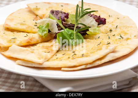 Frische gesunde Knoblauch Pita-Brot-Pizza mit Salat an der Spitze Stockfoto