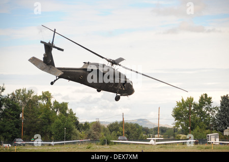 Ein Colorado Army National Guard UH-60 Blackhawk Hubschrauber aus dem 2. Bataillon 135. General Support Aviation Buckley Air Force Base in Aurora, Colorado zieht nach Boulder Municipal Airport in Boulder, Colorado, 13. September 2013. Die CONG assistin Stockfoto