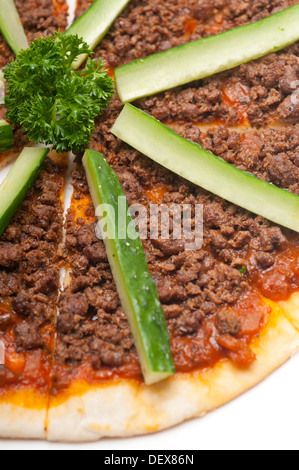 frisch gebackene Pizza türkische Rindfleisch mit Gurke obenauf Stockfoto