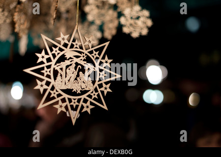 Berühmte Weihnachtsmarkt in Nürnberg am Abend. Mit dem Nürnberger Christkindlmarkt Stockfoto