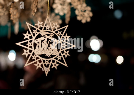 Berühmte Weihnachtsmarkt in Nürnberg am Abend. Abendstimmung auf dem Nürnberger Weihnachtsmarkt Stockfoto