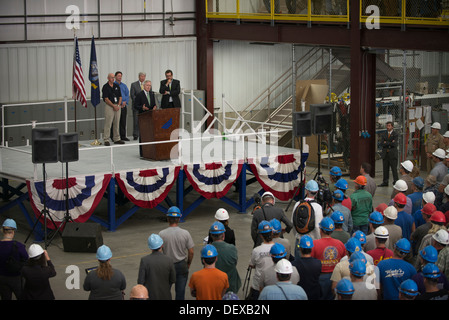 Secretary Of The Navy Ray Mabus liefert Bemerkungen an Werftarbeiter Marinette Marine Corporation Werft. Während seines Besuches Stockfoto