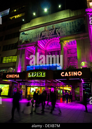 Empire-Kino und Casino bei Nacht, Leicester Square, West End, London, England, Vereinigtes Königreich Stockfoto