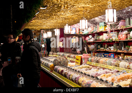 Berühmte Weihnachtsmarkt in Nürnberg am Abend. Abendstimmung auf dem Nürnberger Weihnachtsmarkt Stockfoto